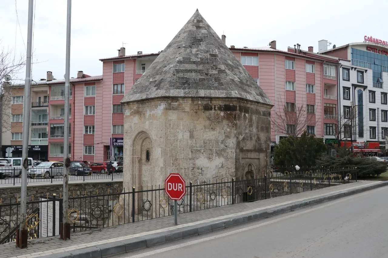 Akan trafiğin ortasında asırlık bir türbe: Herkes yanından geçiyor ama fark eden yok