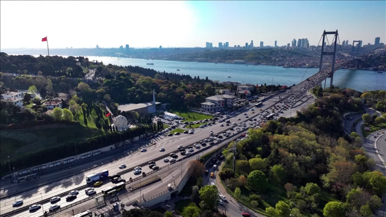 Bayramda otoyol ve köprülerden 12,3 milyon araç geçti