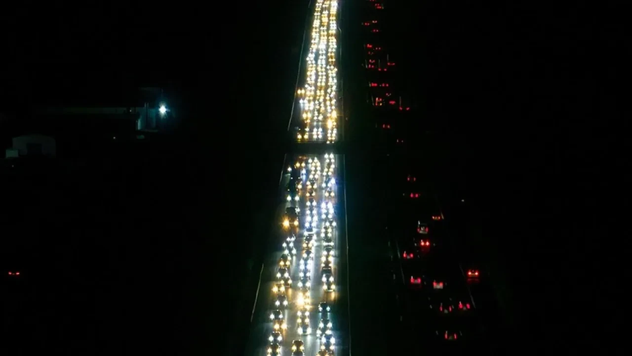 Bayramda otoyol ve köprülerden 12,3 milyon araç geçti