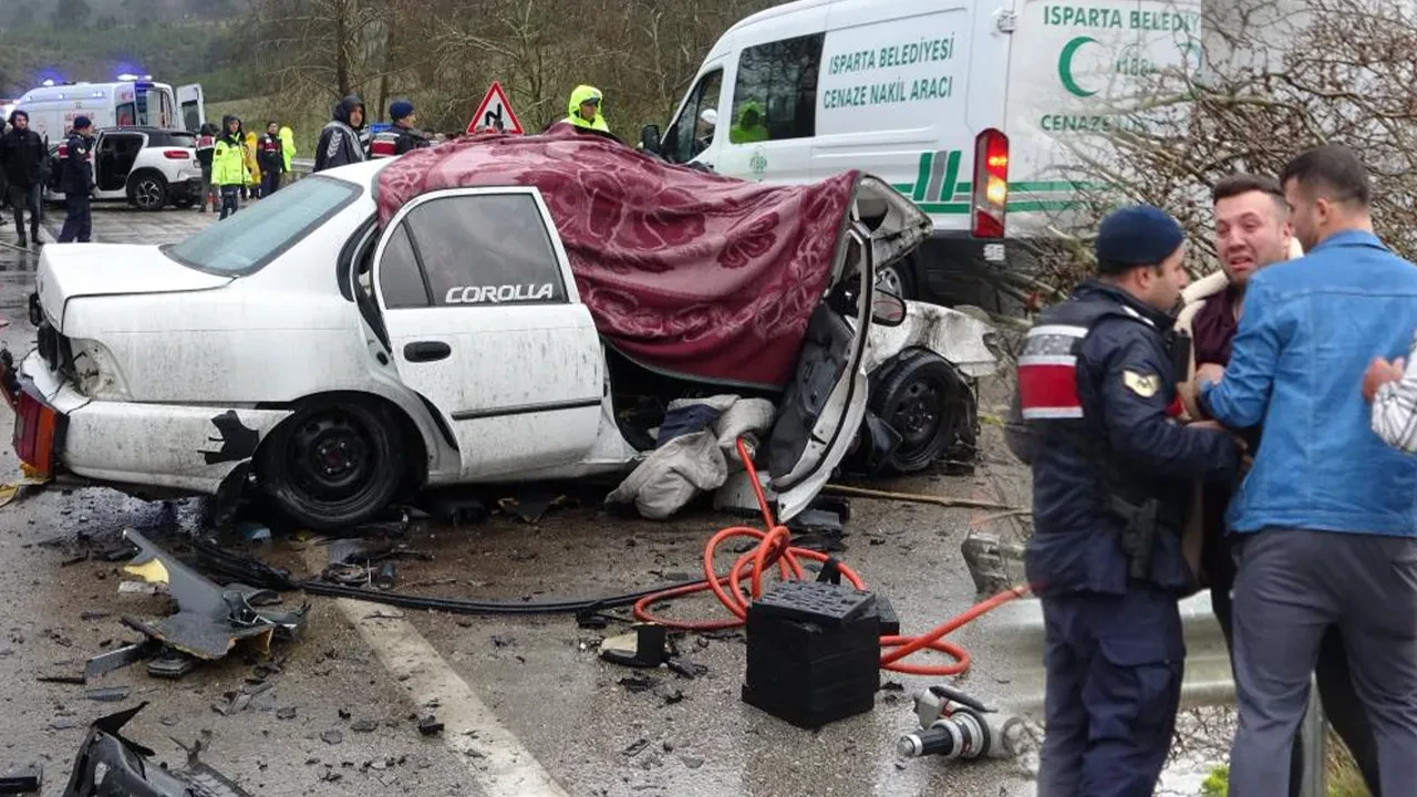 Bayramın son günü kahreden kaza: Nişanlı çift hayatını kaybetti