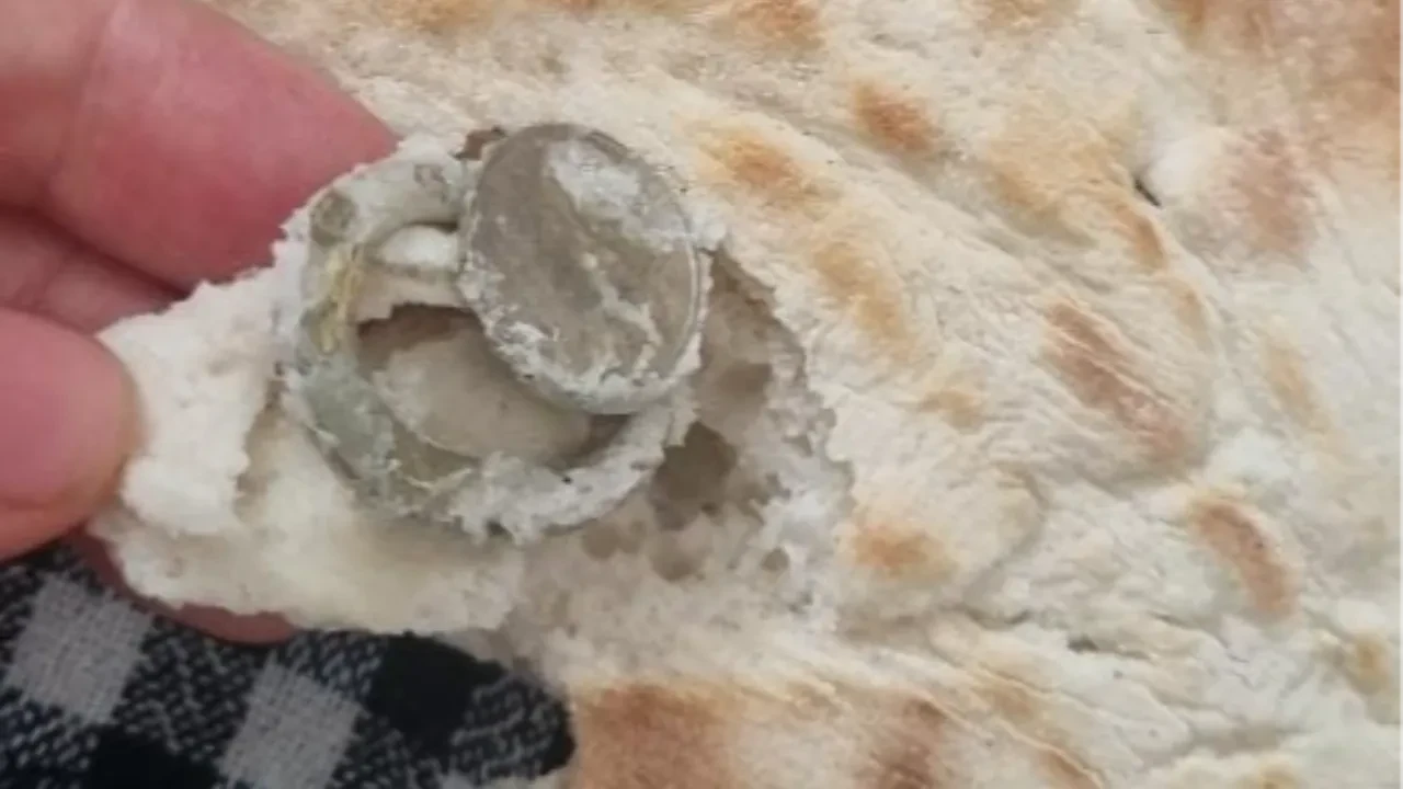 Ekmeğin içinden çıkanı görünce şoke oldu: Bu sefer de bozuk para halkası çıktı