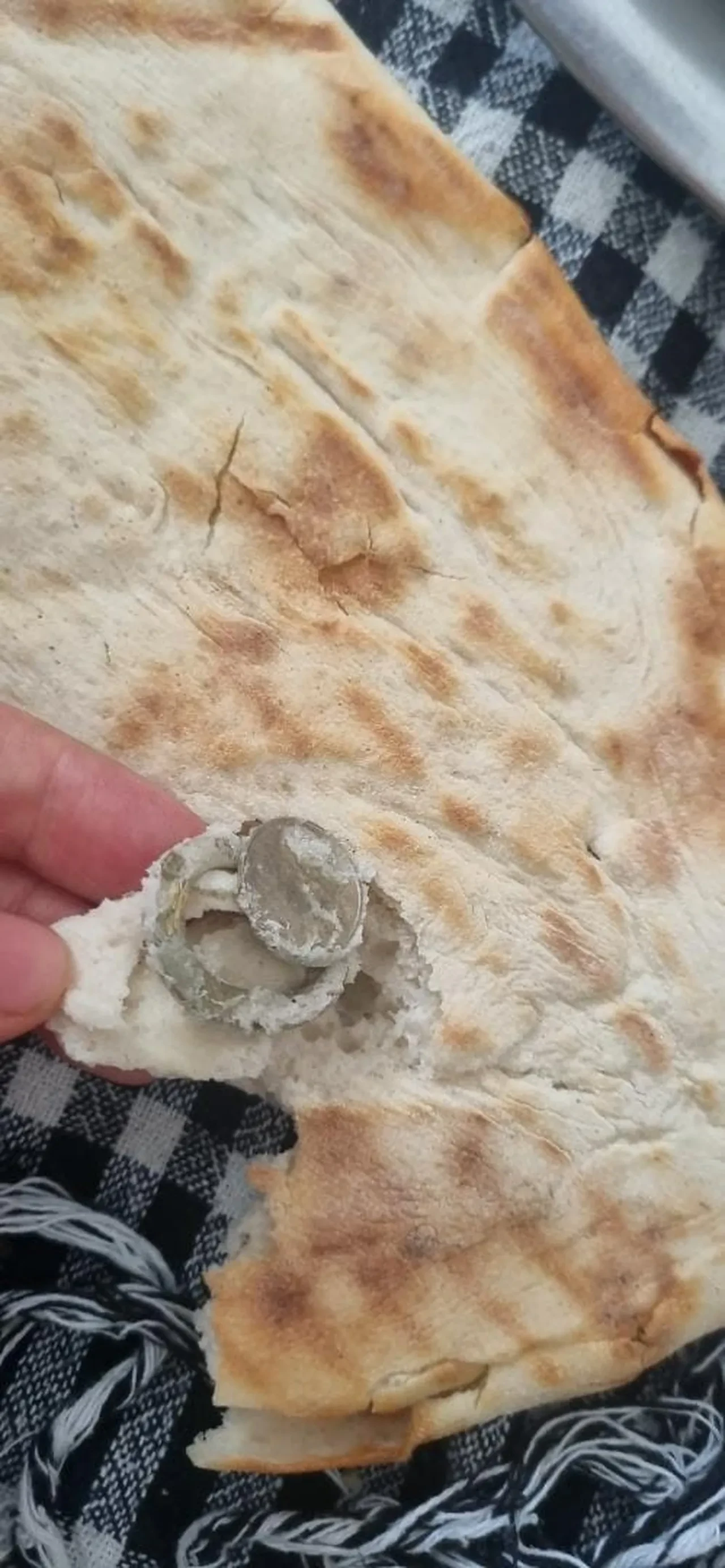 Ekmeğin içinden çıkanı görünce şoke oldu: Bu sefer de bozuk para halkası çıktı