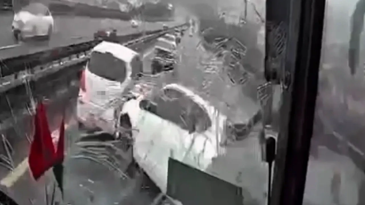 Feci kaza anı saniye saniye kamerada! İşte 8 kişinin yaralandığı kazadan görüntüler