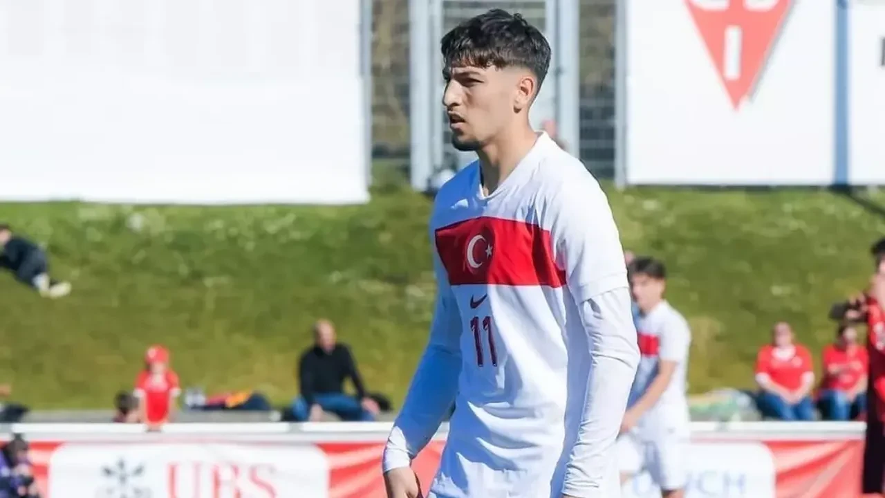 Fenerbahçe'de yılın ilk transferi belli oldu! Canlı yayında duyuruldu: Anlaşma tamam, genç golcü geliyor
