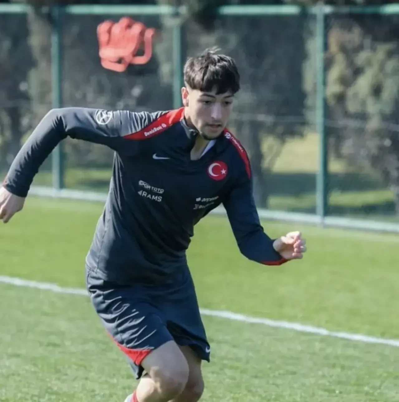 Fenerbahçe'de yılın ilk transferi belli oldu! Canlı yayında duyuruldu: Anlaşma tamam, genç golcü geliyor