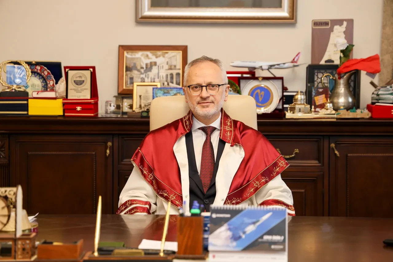 İZÜ Rektörlüğünde devir teslim töreni gerçekleştirildi