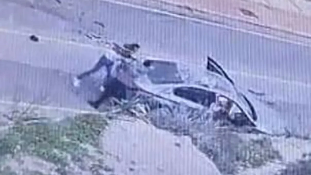 Karşı şeride geçip, başka otomobile çarptı: Yardım edeyim derken yumrukla karşılandı