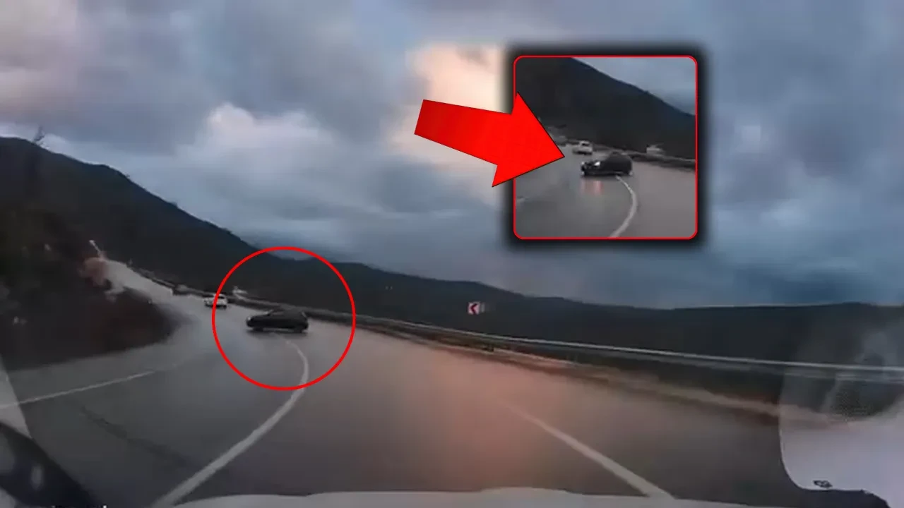 Kaygan yolda virajı alamadı, 360 derece döndü! Faciadan dönülen o anlar kamerada