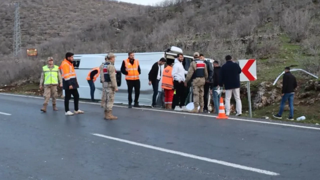 Mardin'de yolcu otobüsü kazası! Devrilen otobüste 24 kişi yaralandı