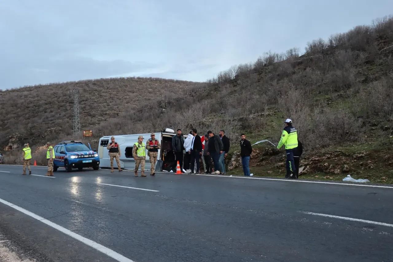 Mardin'de yolcu otobüsü kazası! Devrilen otobüste 24 kişi yaralandı