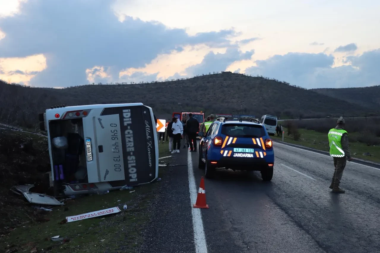Mardin'de yolcu otobüsü kazası! Devrilen otobüste 24 kişi yaralandı
