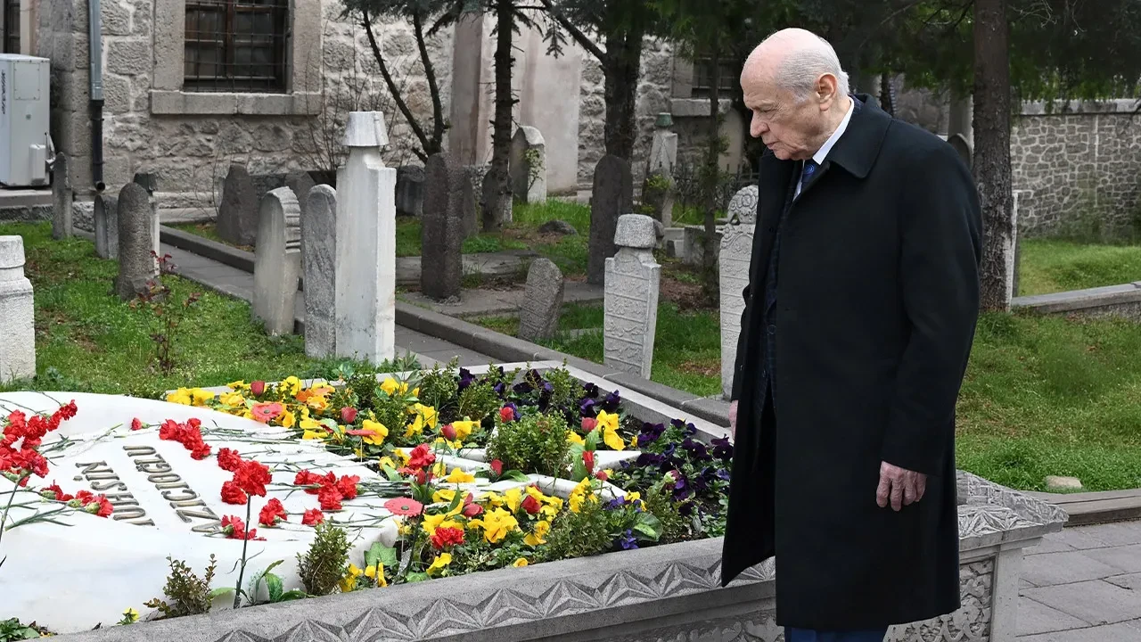 MHP lideri Bahçeli'den merhum Muhsin Yazıcıoğlu'nun kabrine ziyaret