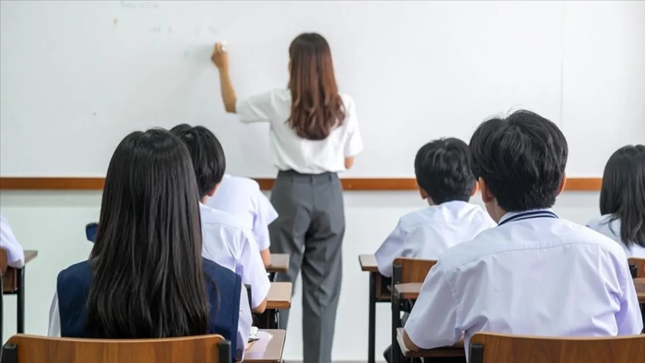 Öğretmen alan değişikliği başvuru şartları neler kimler alan değiştirebilir?