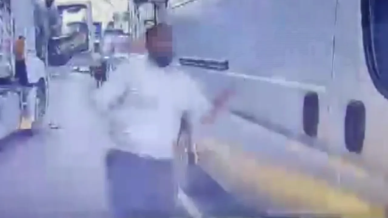 Otomobilin önünü kesti, bıçakla saldırdı! Adana'daki o anlar kamerada