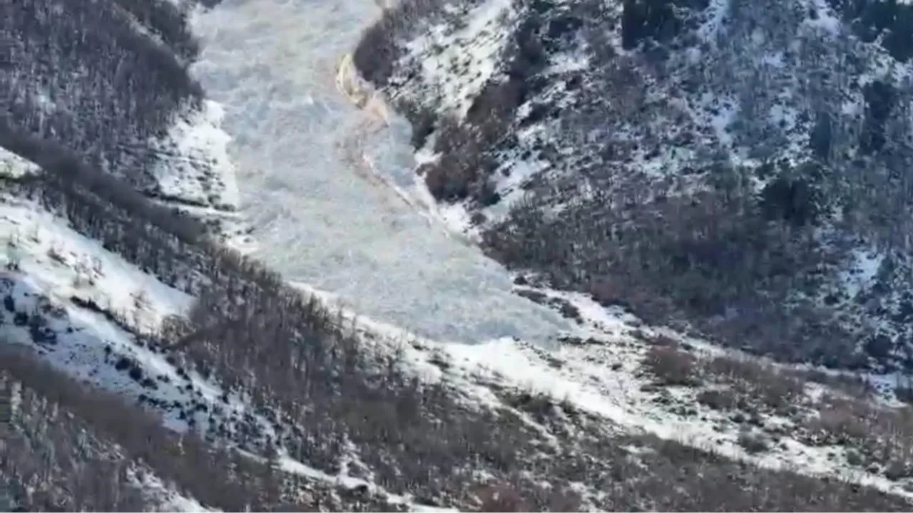 Şırnak’ta çığ anı kamera! Kar kütleleri önüne geleni yıktı geçti