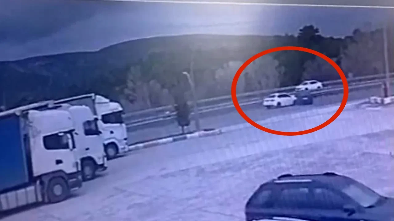 Sürücünün ölüme gittiği feci kaza anı kamerada