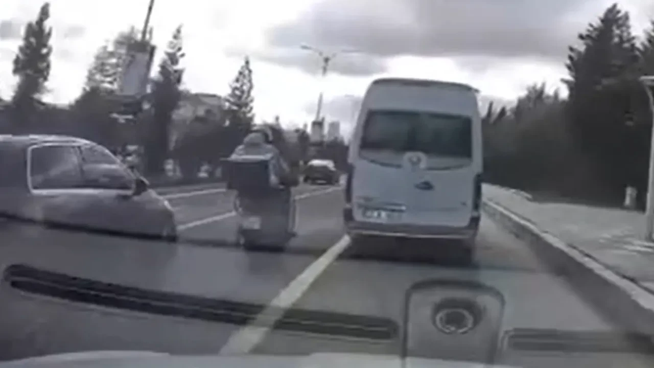 Trafikte yürekleri ağza getirdi! Tehlikeli anlar kamerada
