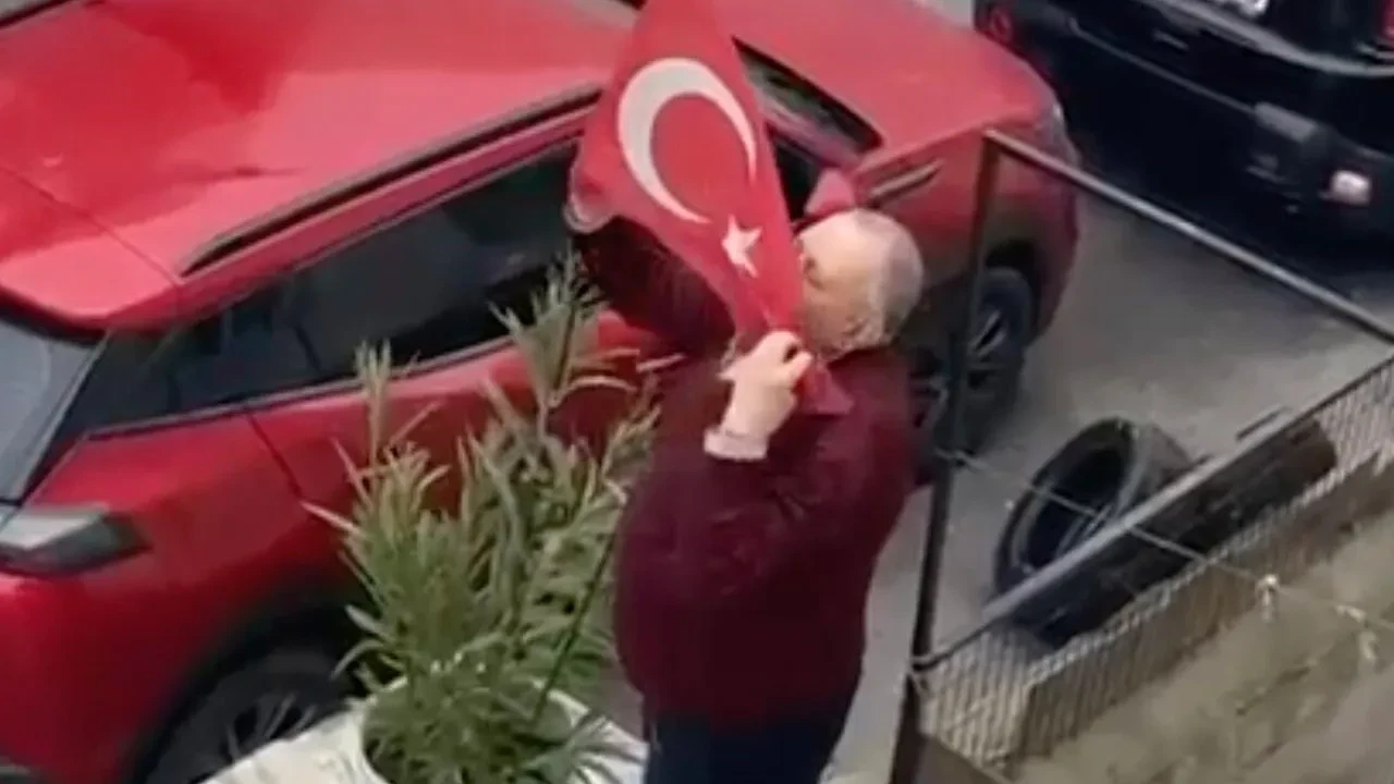 Türk bayrağını öperek yerine asan adam duygulandırdı