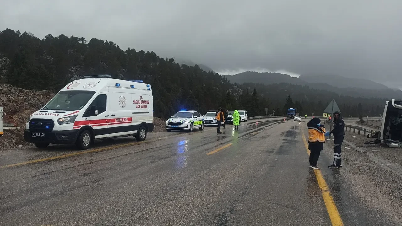Konya’da yolcu otobüsü yan yattı, yağışlı hava facia getirdi: 4'ü ağır 15 yaralı!