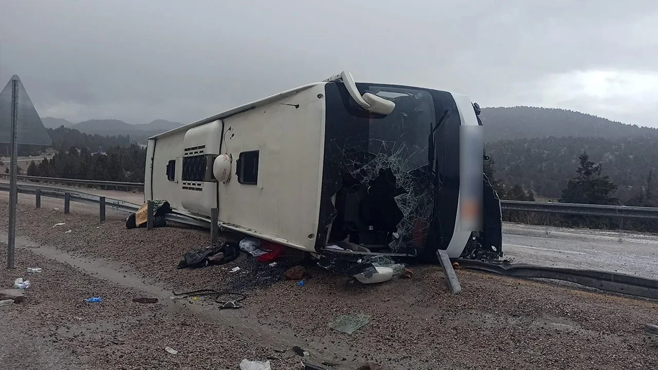 Konya’da yolcu otobüsü yan yattı, yağışlı hava facia getirdi: 4'ü ağır 15 yaralı!