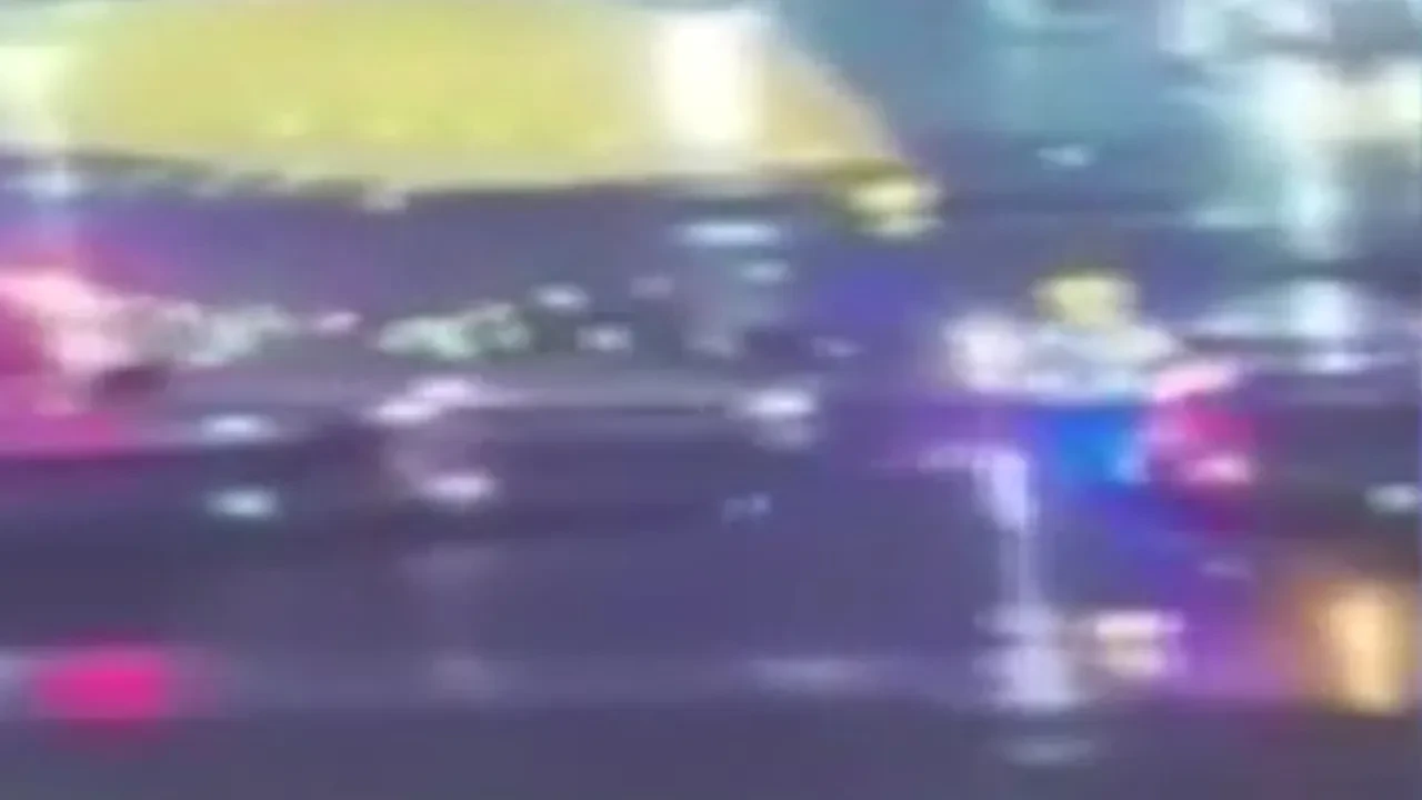 Yolcu uçağı pissteki araca böyle çarptı! Pilotların hayatını kaybettiği kaza kamerada