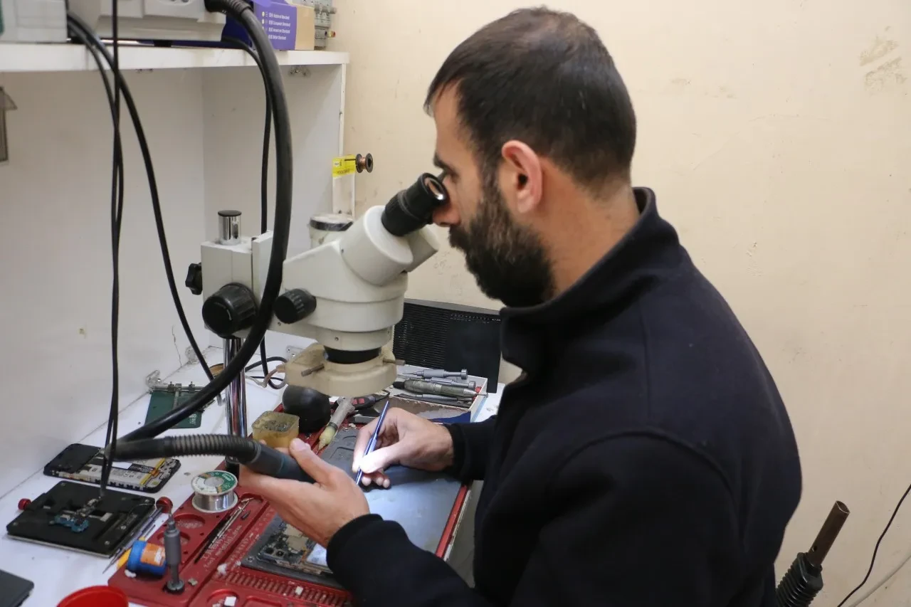 13 yıllık tamirci, telefonları mahveden hatayı açıkladı: Cihazların ömrünü yarıya düşürüyor