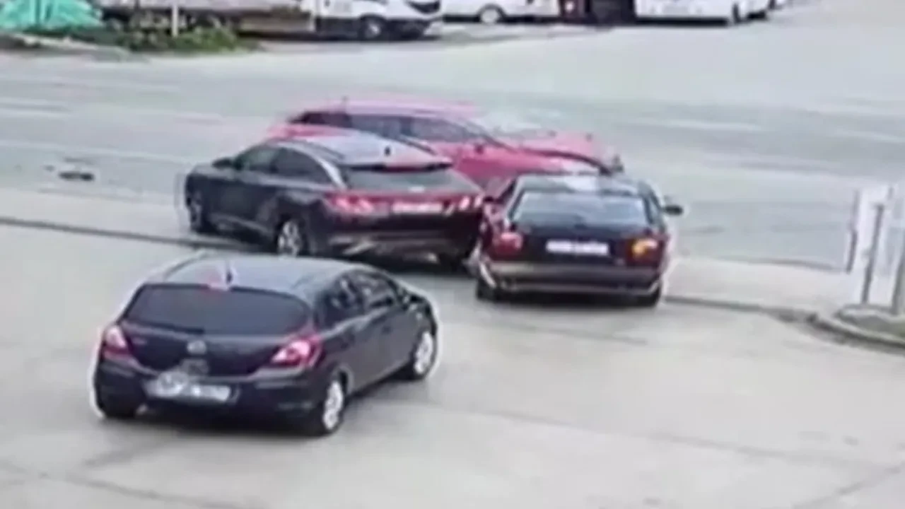 3 aracın karıştığı kaza kamerada! Saniye saniye kaydedildi