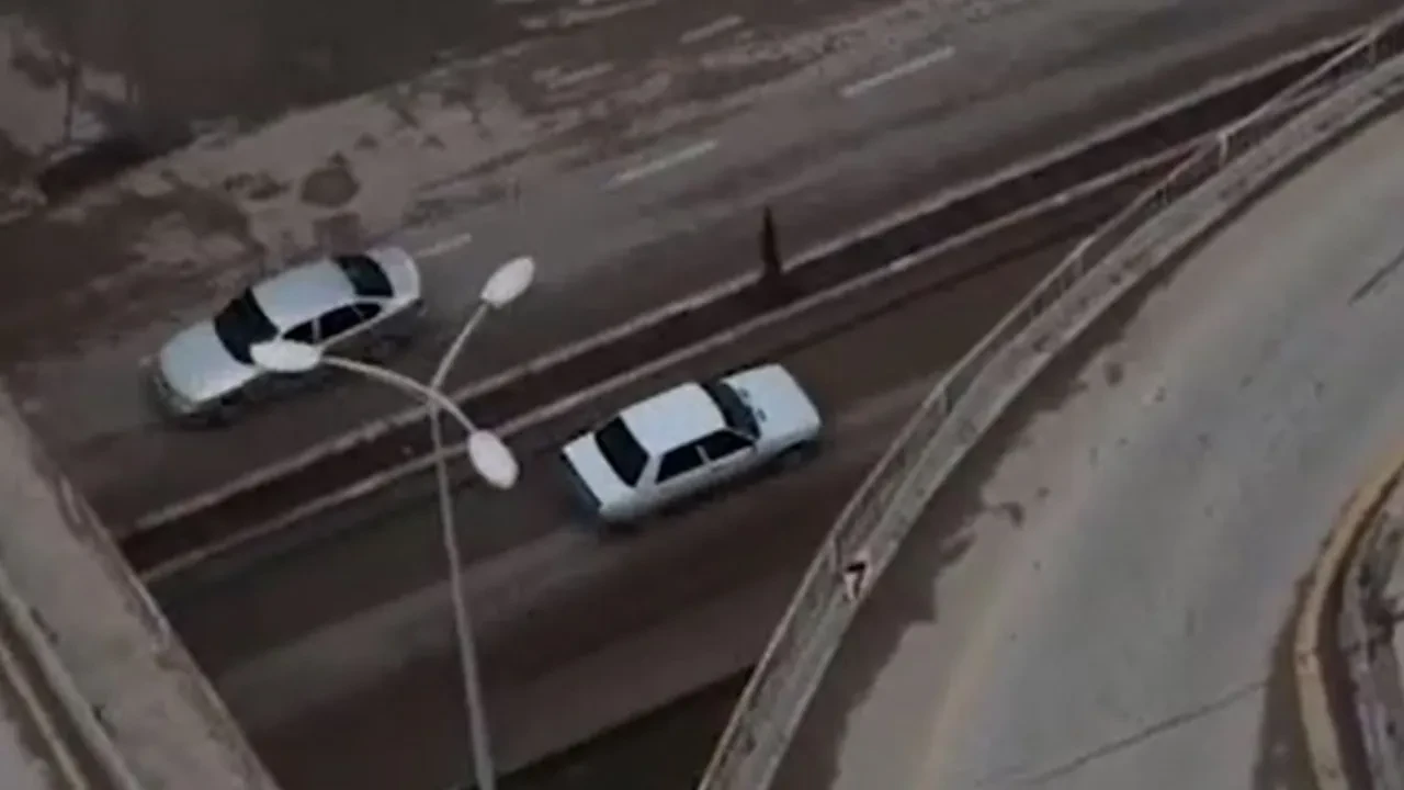 Aksiyon sahnelerini aratmadı! Ehliyetsiz sürücü koşarak araç değiştirdi, yine yakalandı