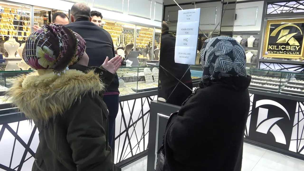 Altın fiyatları çakıldı, vatandaş kuyumcuya akın etti! Esnafın cama astığı yazı sosyal medyada gündem oldu 