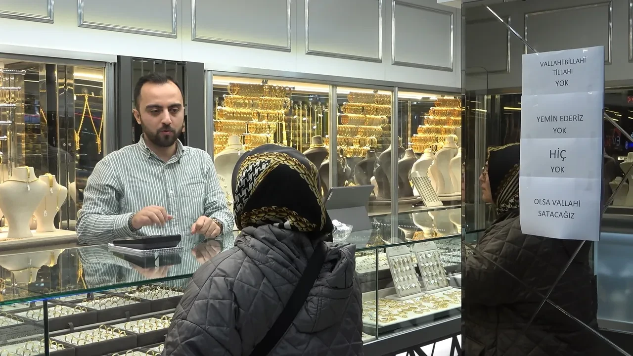 Altın fiyatları çakıldı, vatandaş kuyumcuya akın etti! Esnafın cama astığı yazı sosyal medyada gündem oldu 