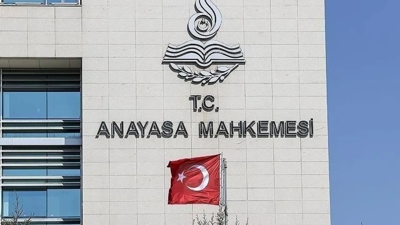 Anayasa Mahkemesi kararı Resmi Gazete'de: 3 siyasi parti hakkında suç duyurusu