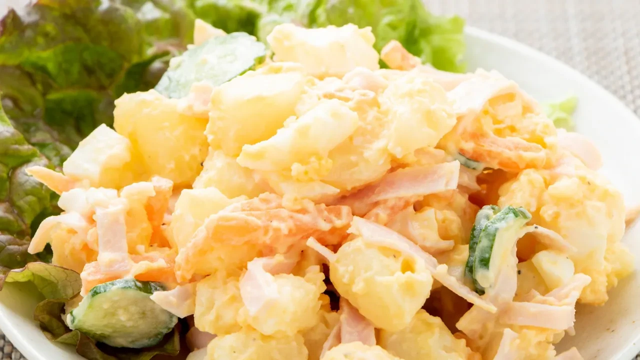 Avokadoyla yeniden doğan klasik! Patates salatasında ezber bozan tarif