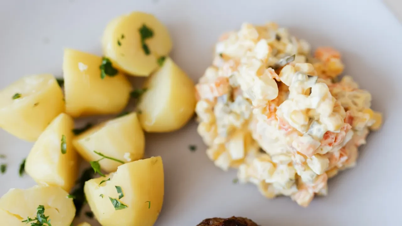 Avokadoyla yeniden doğan klasik! Patates salatasında ezber bozan tarif