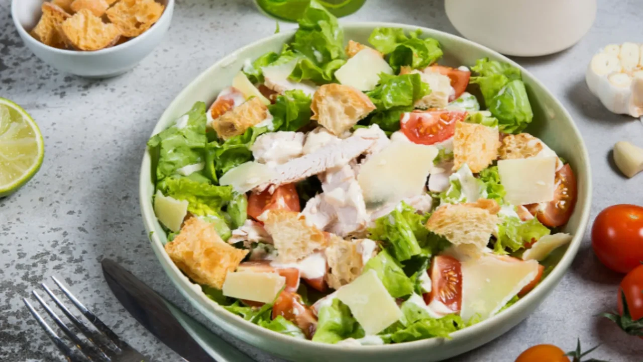 Avokadoyla yeniden doğan klasik! Patates salatasında ezber bozan tarif