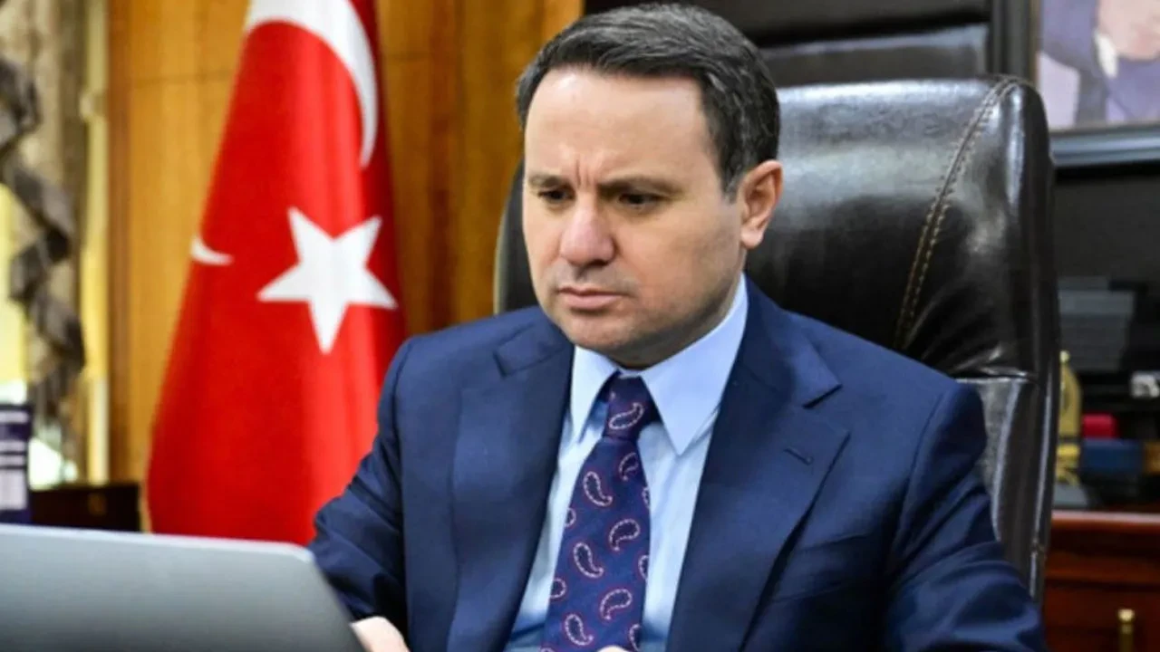 Bakan Akın Gürlek, Özgür Özel ve Emir'den kazandığı tazminatı AFAD'a bağışladı