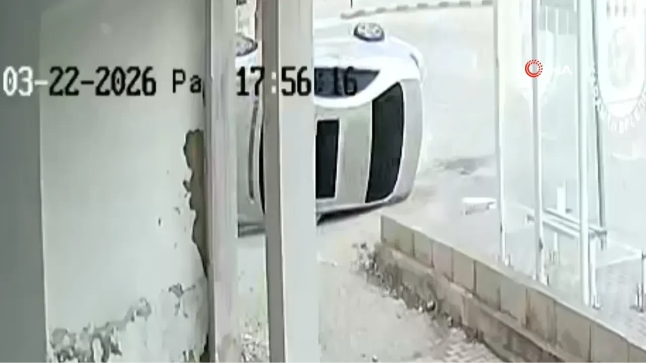 Direksiyon hakimiyetini kaybetti, takla attı! Korku dolu kaza kamerada
