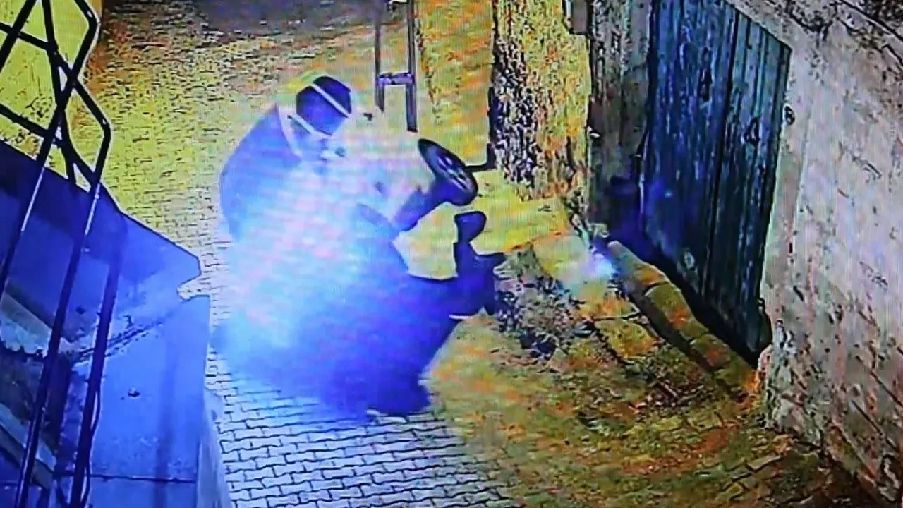 Elektrikli bisiklet yokuşu çıkamayınca böyle devrildi