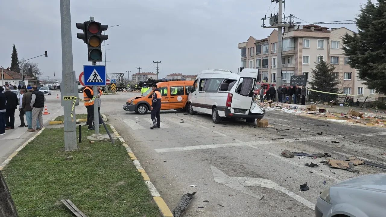 Freni patlayan tır dehşet saçtı! Önüne çıkan 7 aracı biçti: Çok sayıda yaralı var