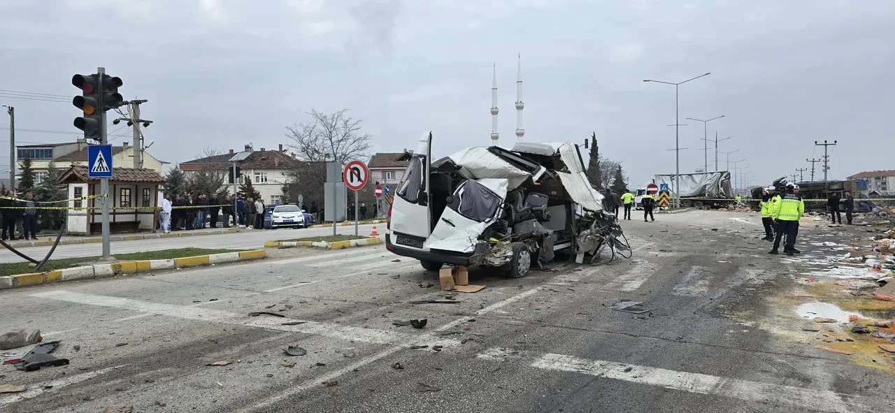 Freni patlayan tır dehşet saçtı! Önüne çıkan 7 aracı biçti: Çok sayıda yaralı var