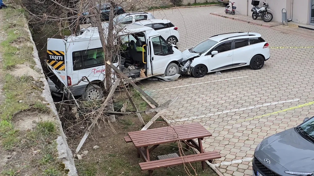 Freni patlayan tır dehşet saçtı! Önüne çıkan 7 aracı biçti: Çok sayıda yaralı var