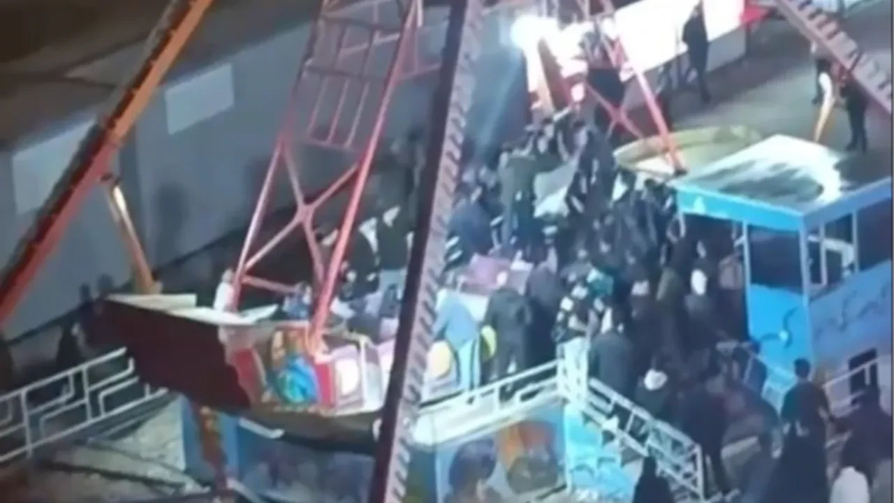 Lunaparkı savaş alanına çevirdiler: Tekmeli yumruklu kavga kamerada