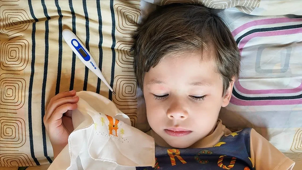 Mevsim geçişlerinde çocuklara dikkat! Uzmanlardan kritik enfeksiyon uyarısı