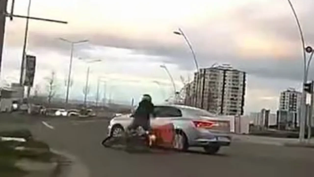 Motosikletin otomobille çarptığı anlar kamerada 