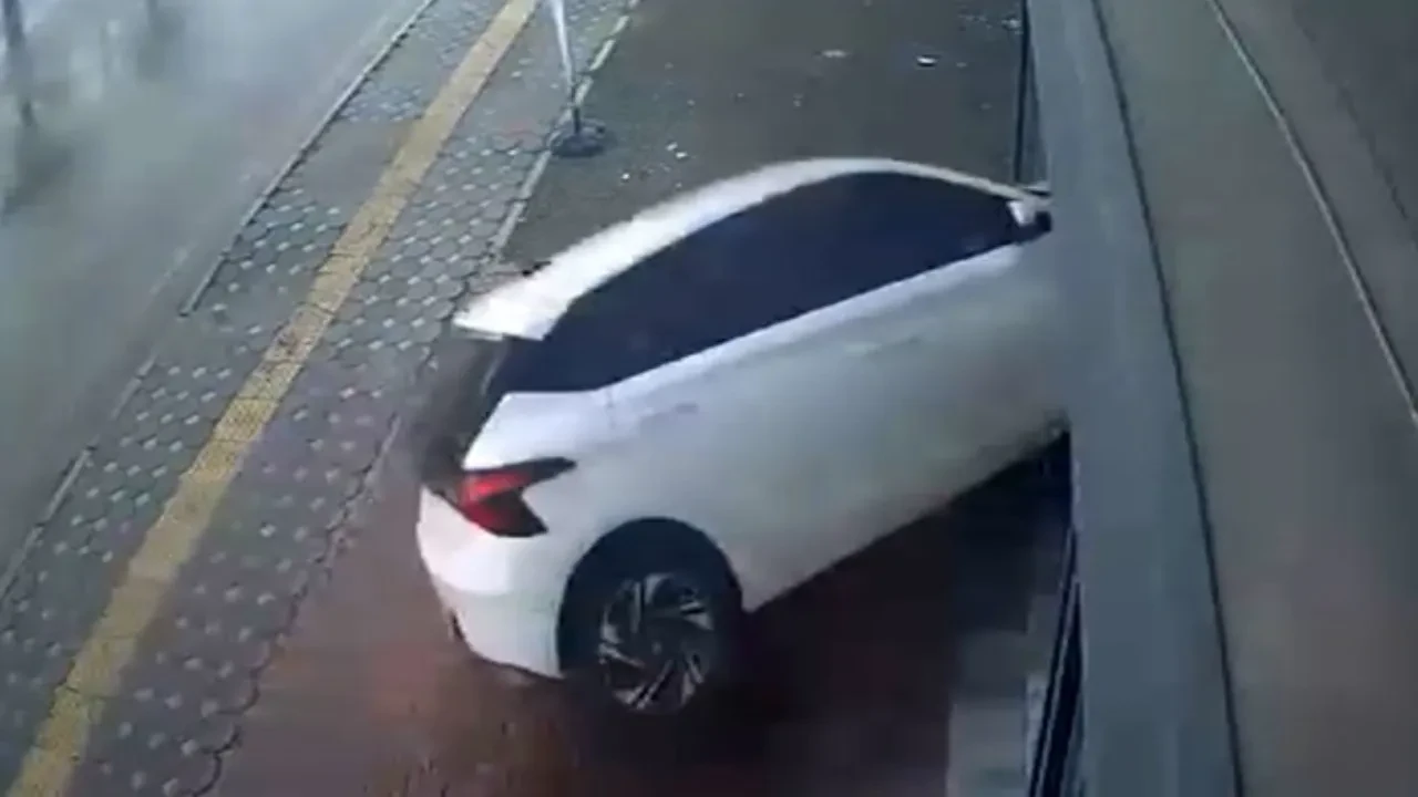 Osmaniye’de korkutan kaza: Otomobil dükkanın vitrininden içeri girdi