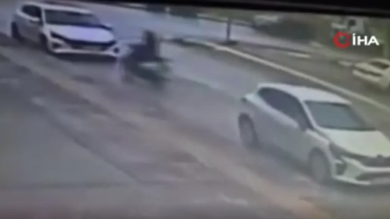 Park halindeki otomobile çarptı: Motosiklet sürücüsü işlerini halledip olay yerinden kaçtı