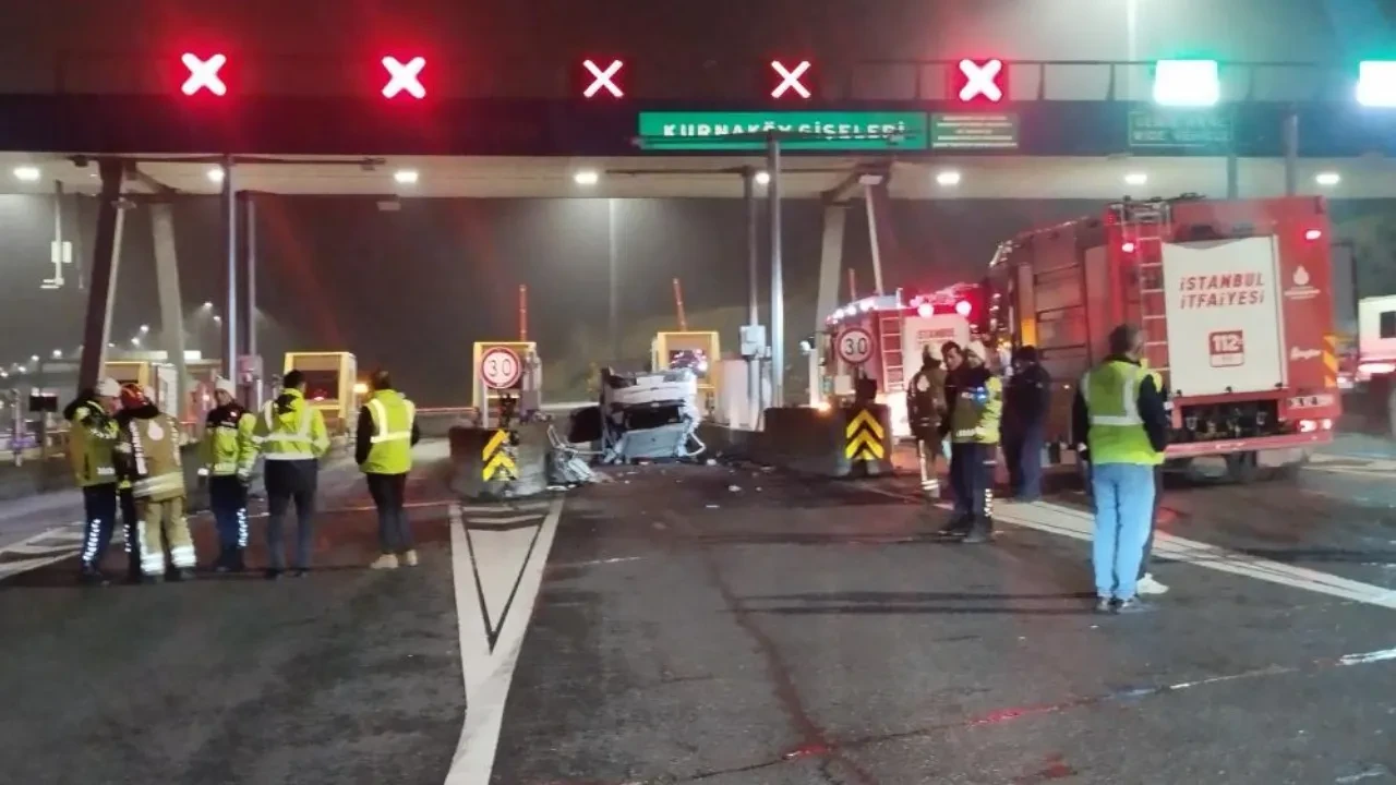 Pendik gişelerde korkunç kaza: Otomobil takla attı