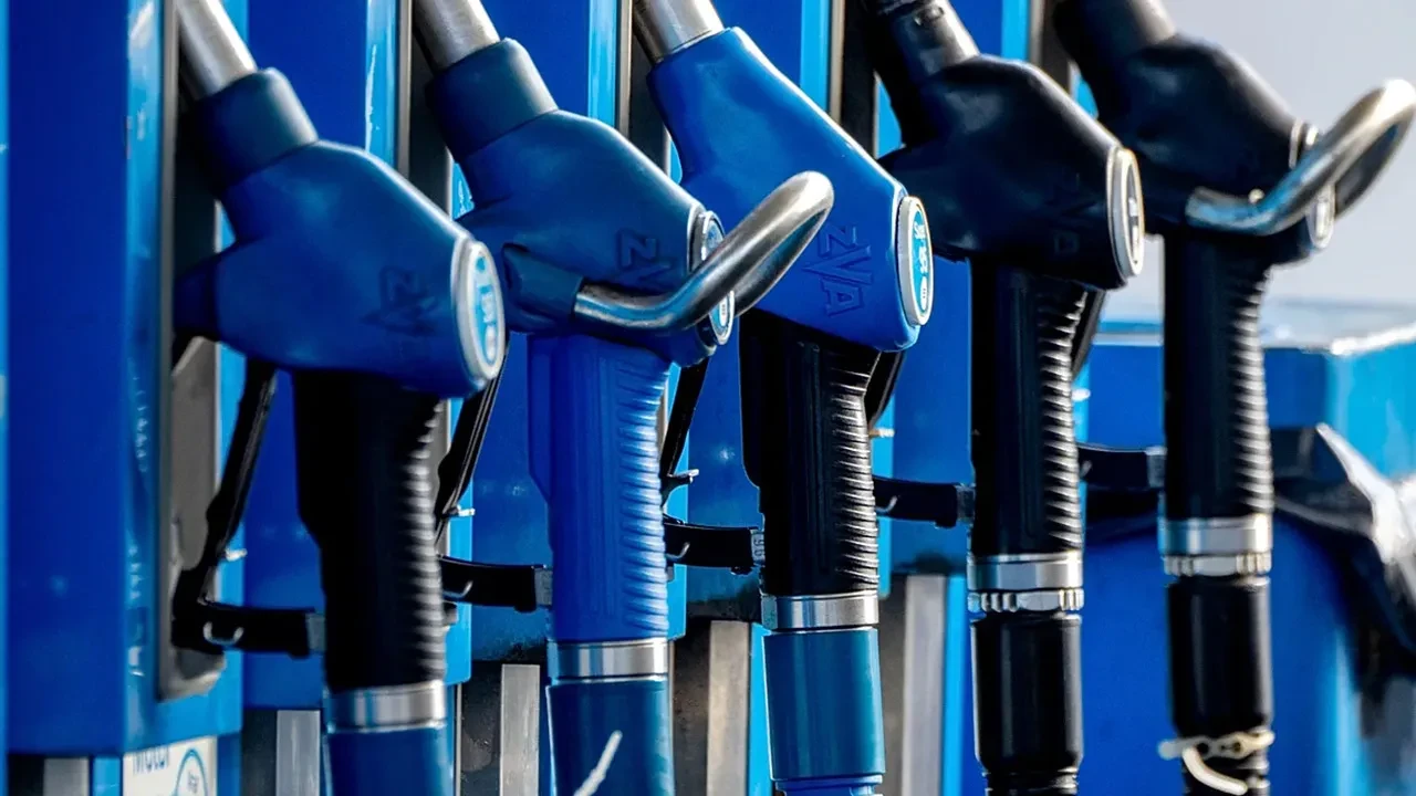 Petrol fiyatlarından etkilenen ülkede kritik karar! Haftalık çalışma süresini 5 günden düşürüyorlar