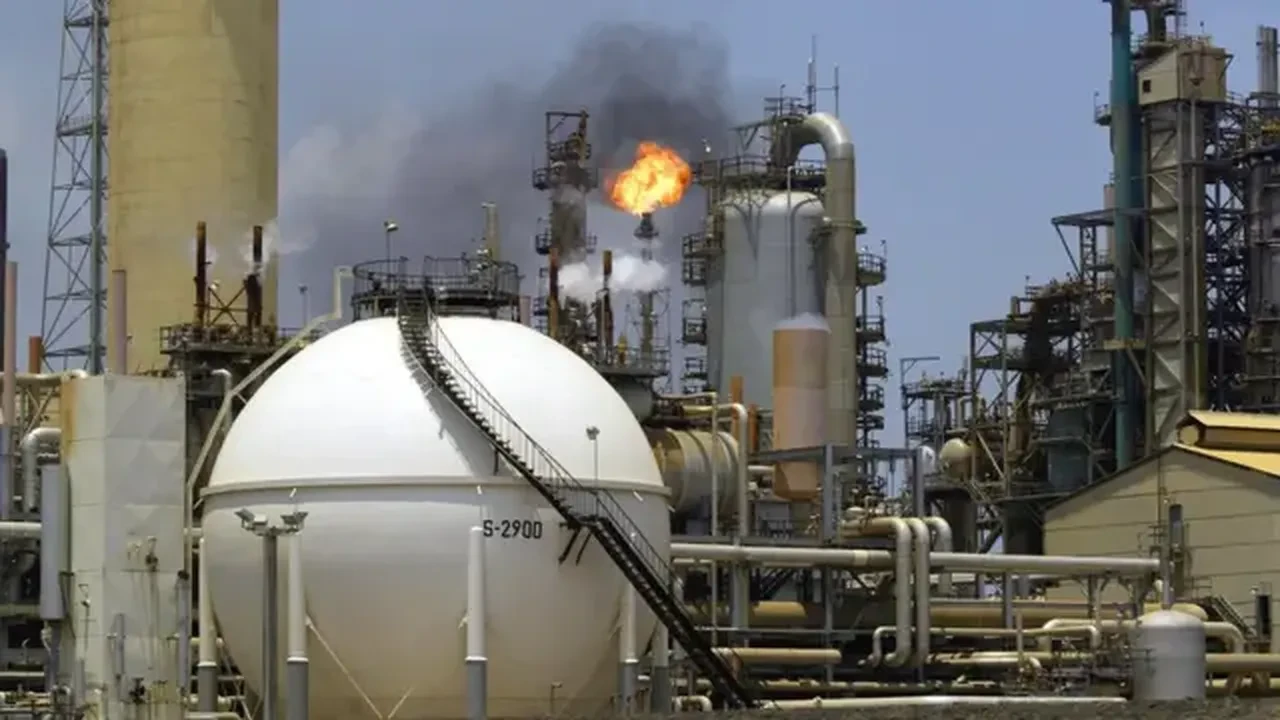 Petrol fiyatlarından etkilenen ülkede kritik karar! Haftalık çalışma süresini 5 günden düşürüyorlar