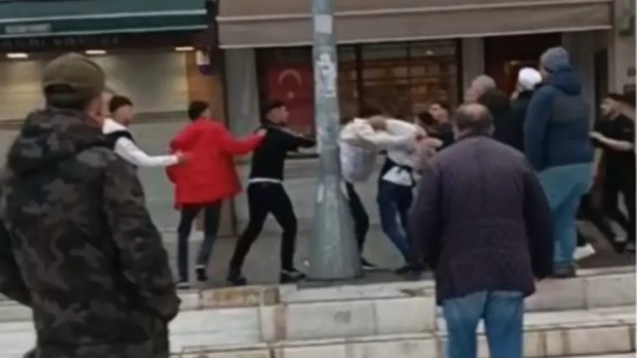 Sözlü tartışma meydan savaşına döndü: Yumruklar ve sopalar havada uçuştu!
