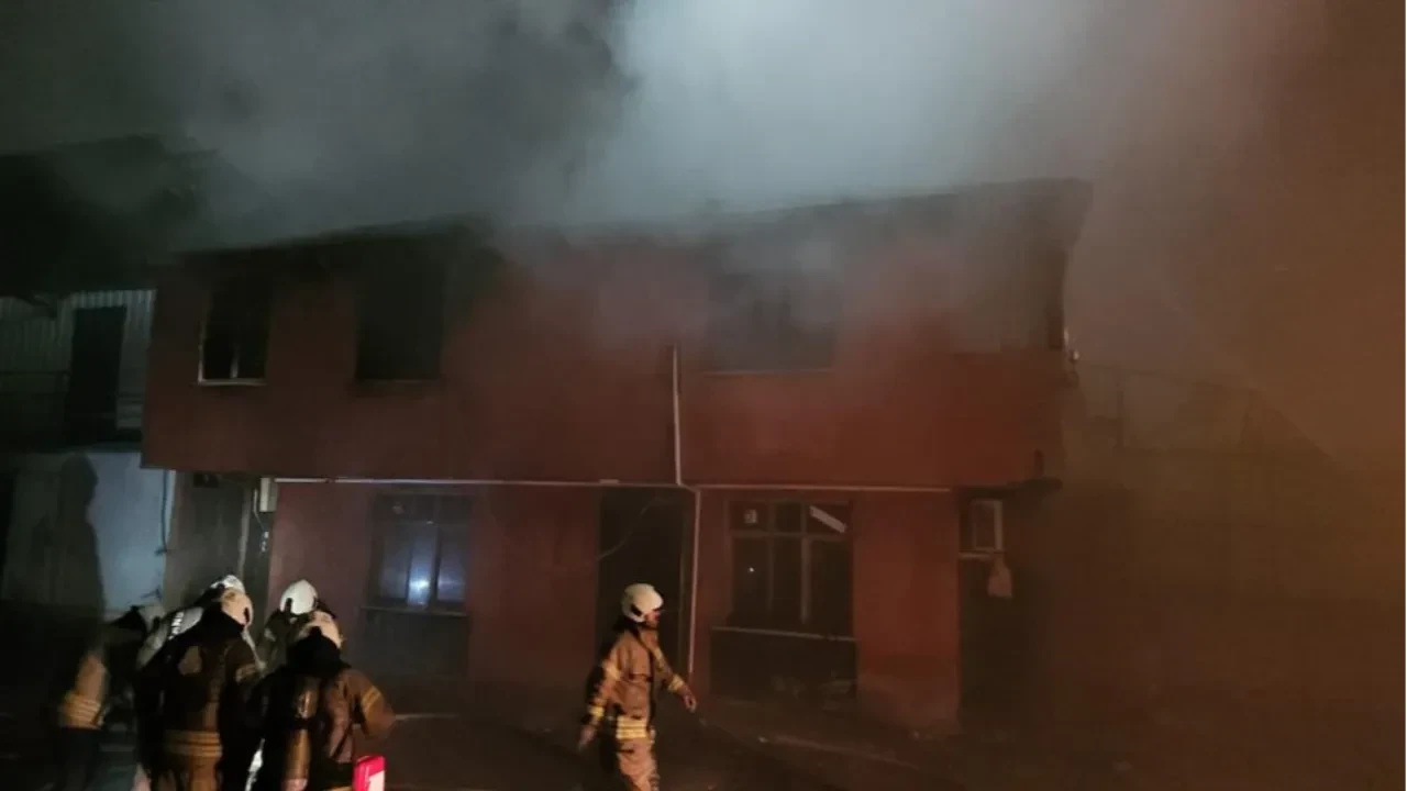 Sultangazi'de korkutan gece: Trafoda başlayan yangın kömür deposuna sıçradı